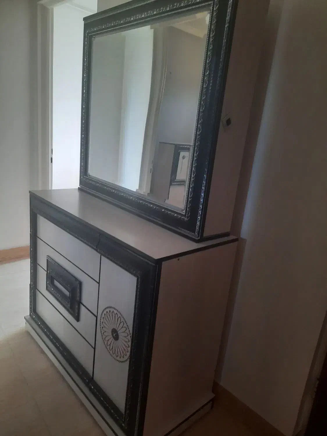 تخت به همراه تشک و میزآرایش|تخت و سرویس خواب|رشت, جهاد|دیوار