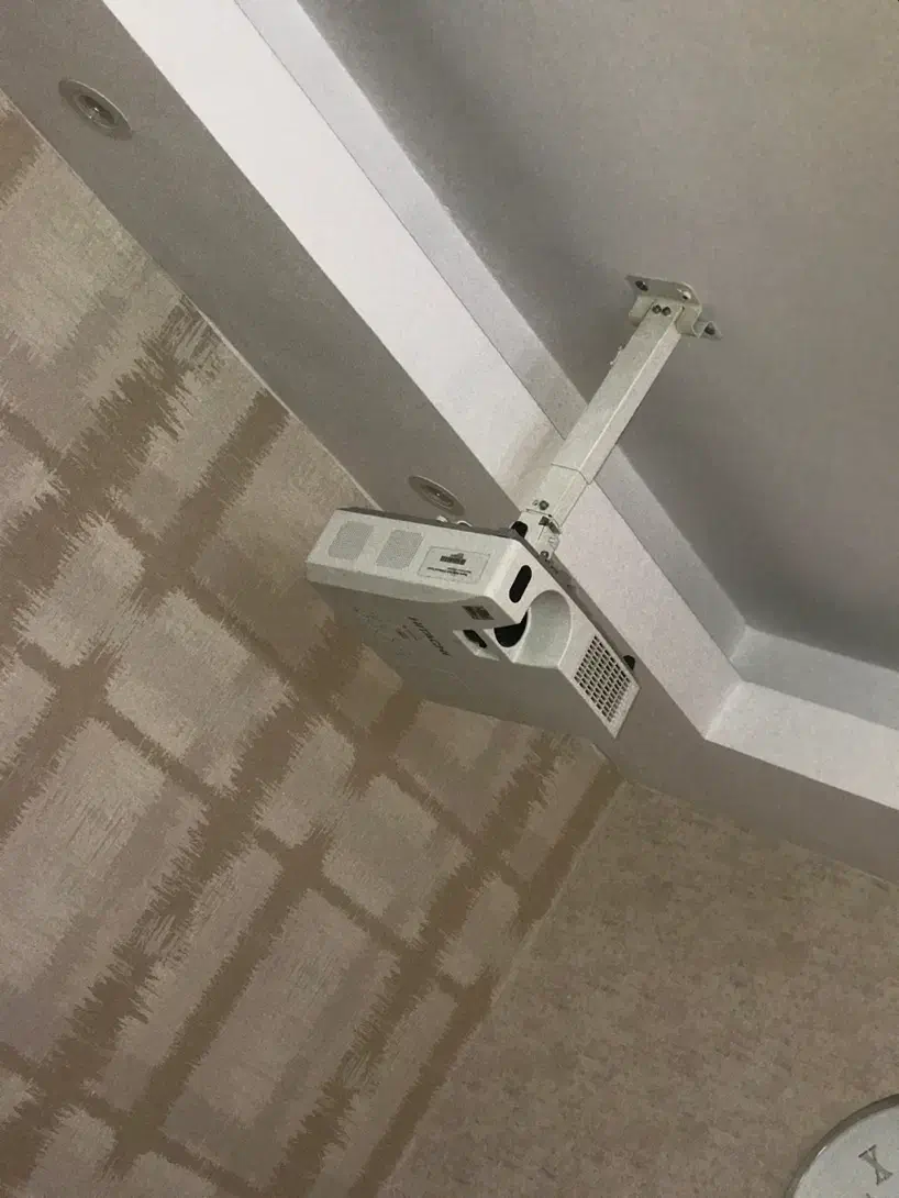 ویدئو پروژکتور هیتاچی با پایه سقفی|تلویزیون و پروژکتور|کرج, کوی فرهنگ|دیوار