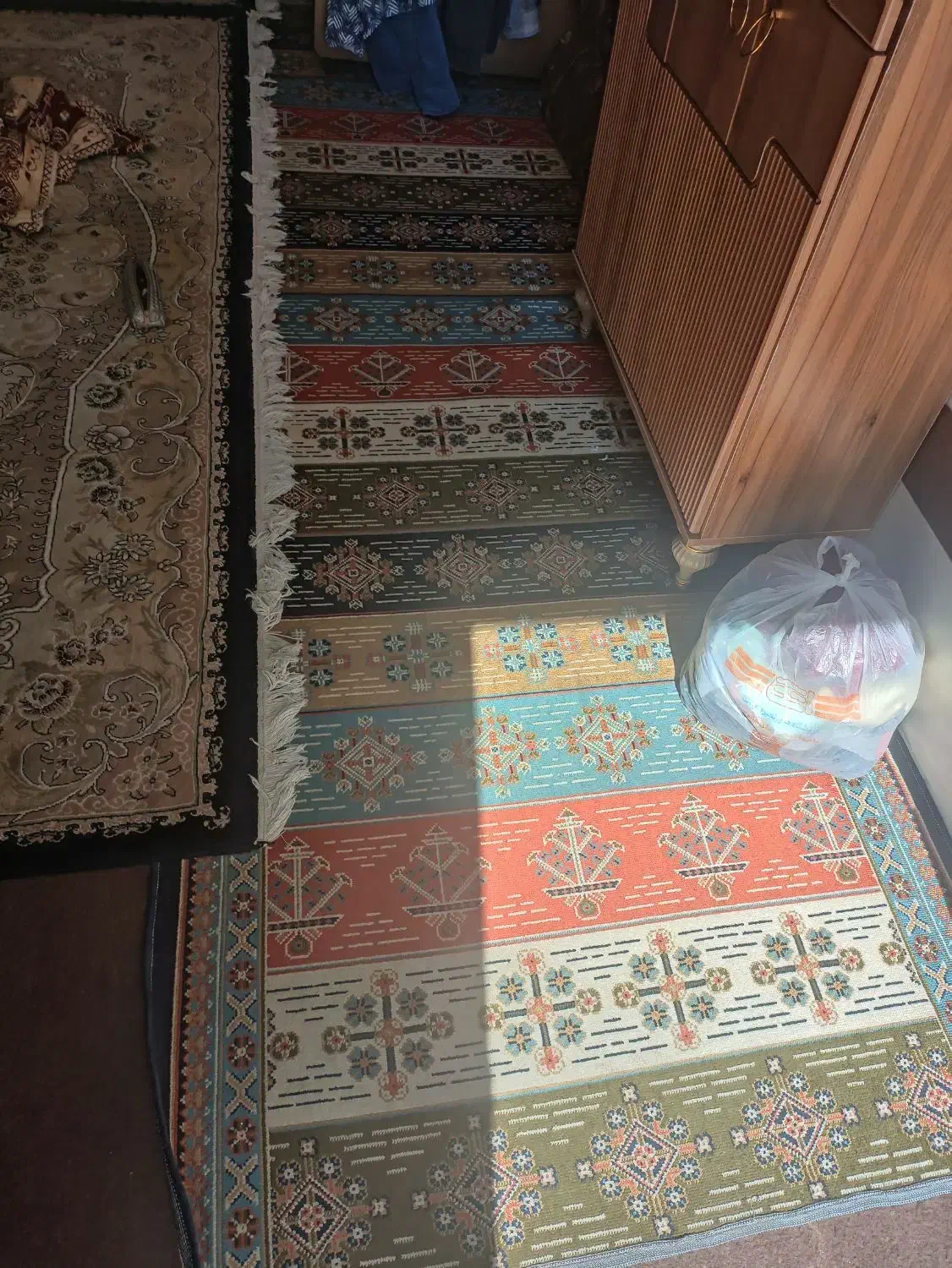 گلیم آشپزخونه و کناره سالن حراج فوری|گلیم، جاجیم، گبه|شیراز, کوشک میدان|دیوار