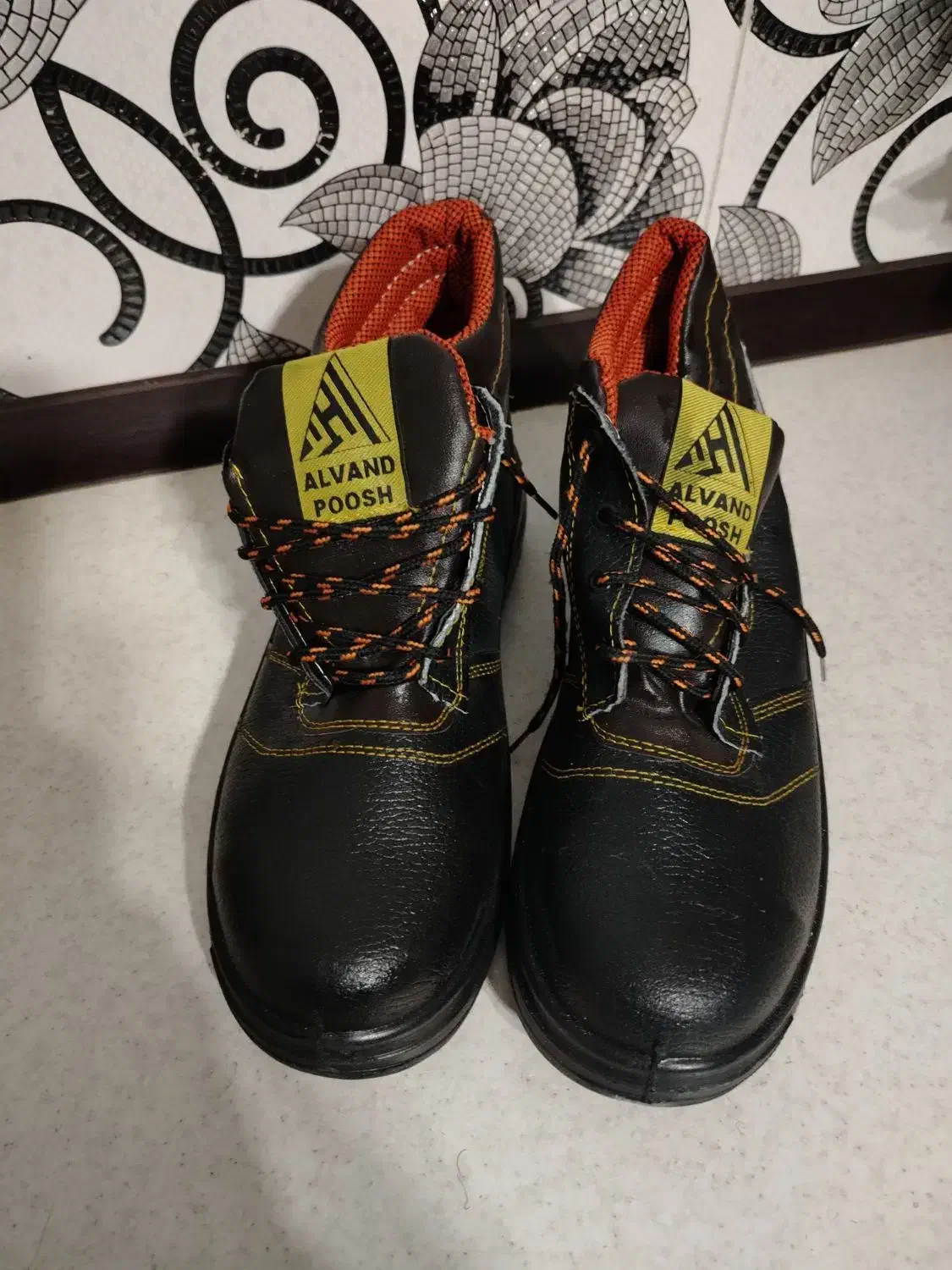 کفش ایمنی کار|کیف، کفش، کمربند|برخوار, |دیوار