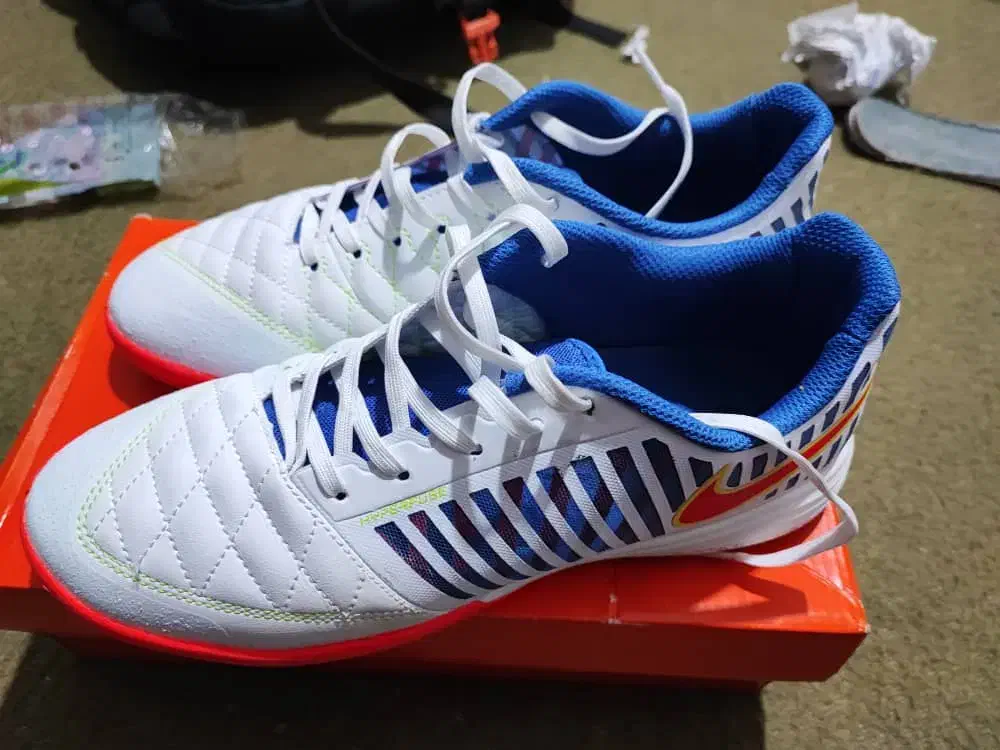 کفش فوتسال سالن|کیف، کفش، کمربند|یاسوج, |دیوار