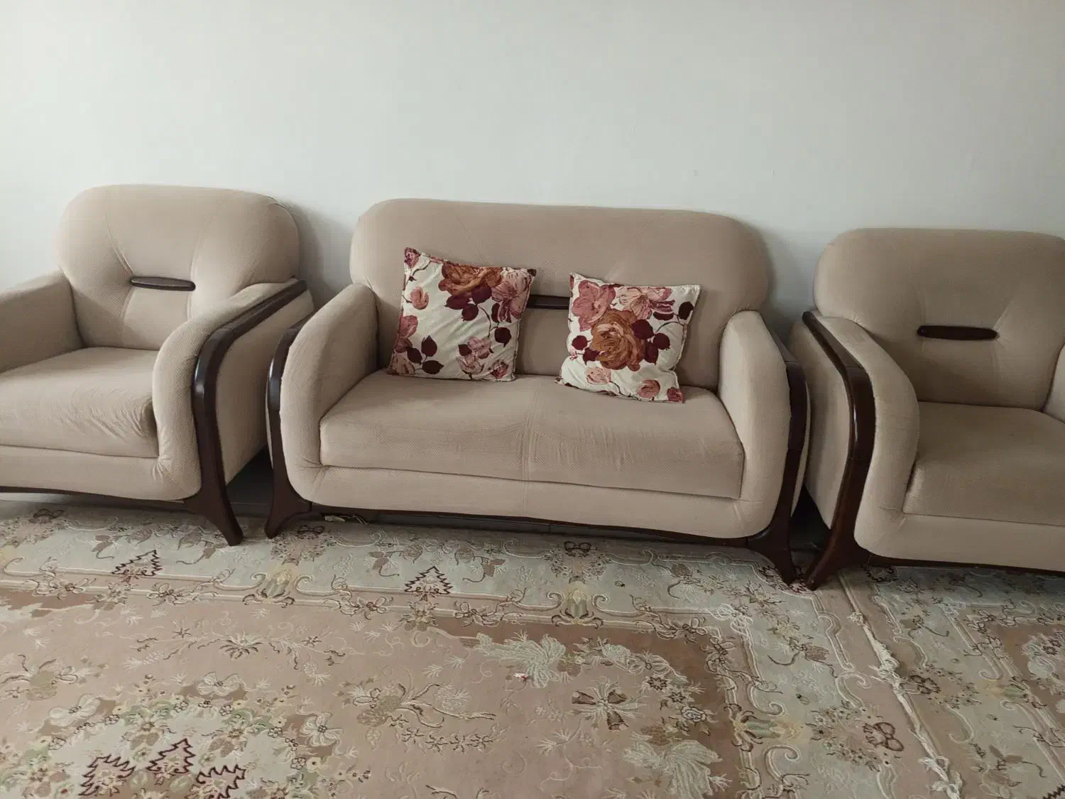 مبل هفت نفره|مبلمان خانگی و میز عسلی|رشت, دروازه لاکان|دیوار