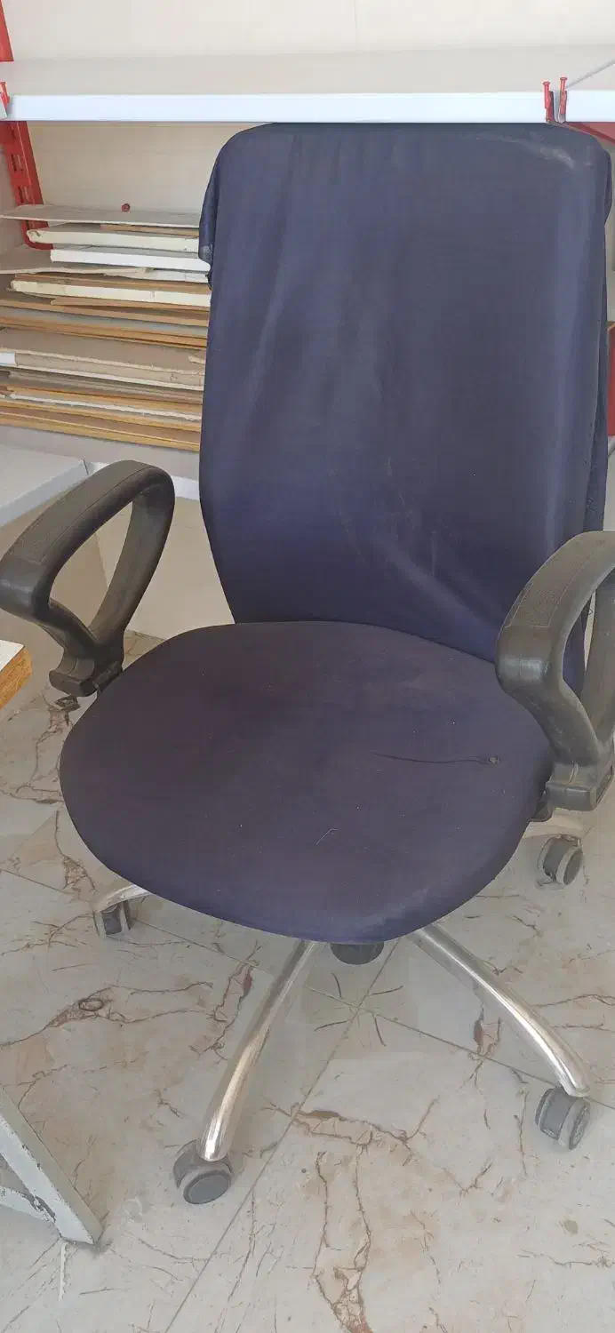 میز اداری سالم و تمیز با صندلی چرخدار|میز تحریر و کامپیوتر|اندیمشک, |دیوار