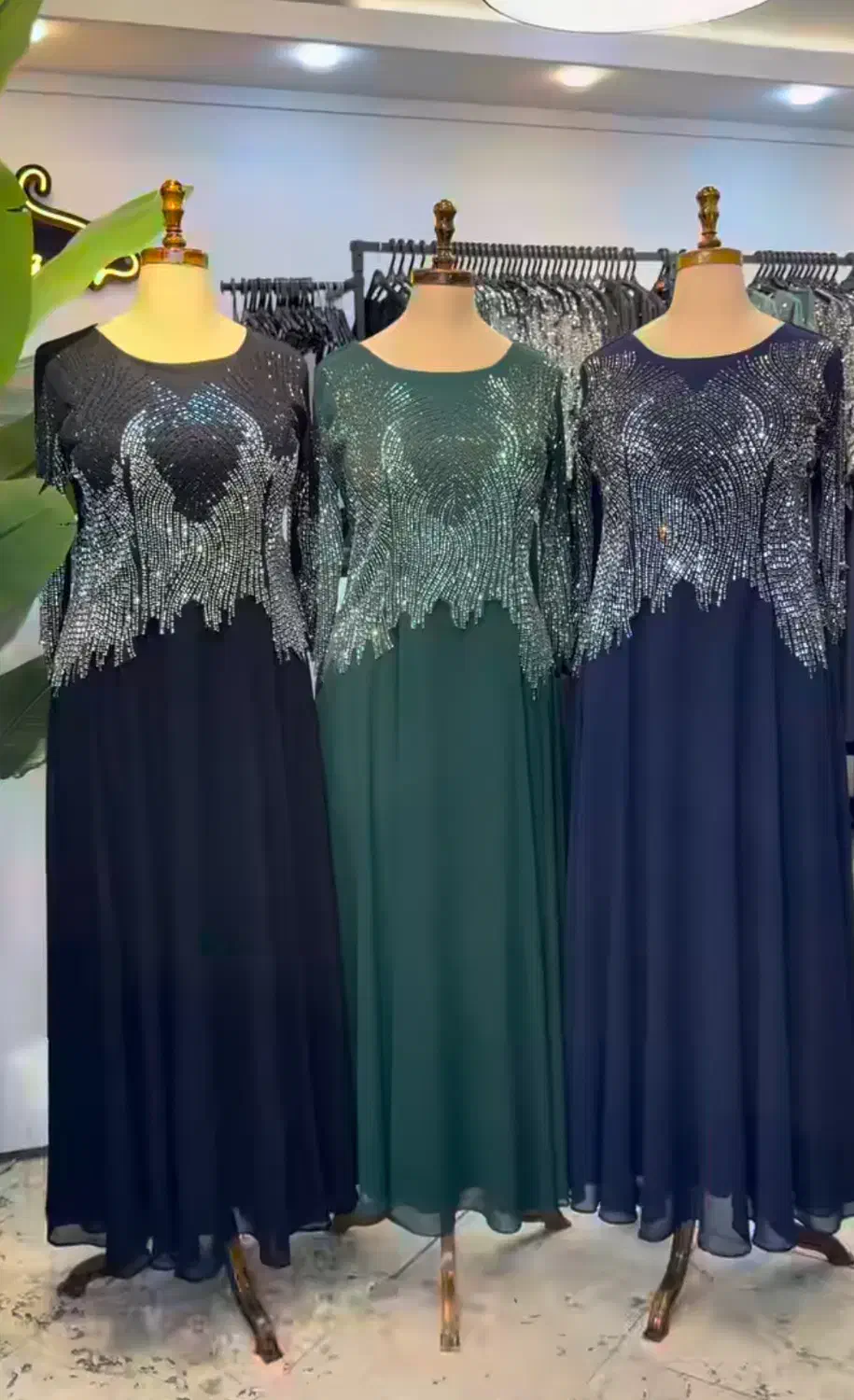 دوتیکه مجلسی|لباس|میانه, |دیوار