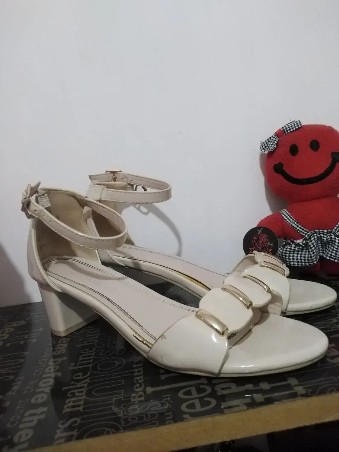 کفش مجلسی|کیف، کفش، کمربند|باسمنج, |دیوار