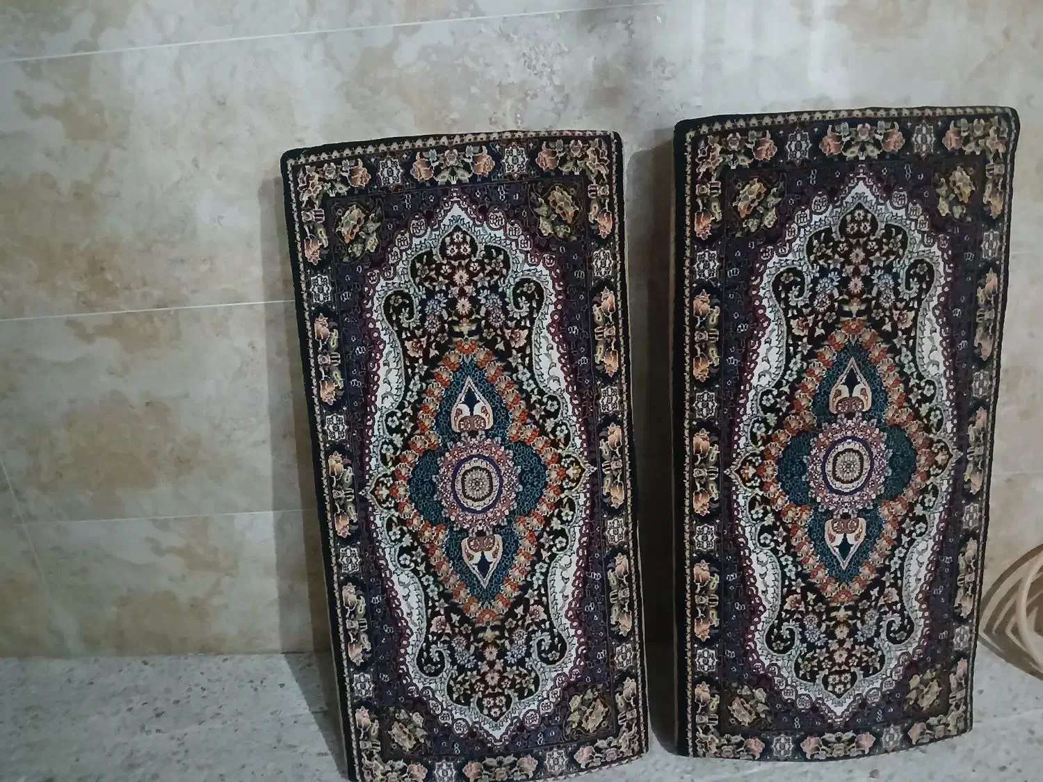 دوعدد پشتی در حد نو|پشتی|کرمانشاه, |دیوار