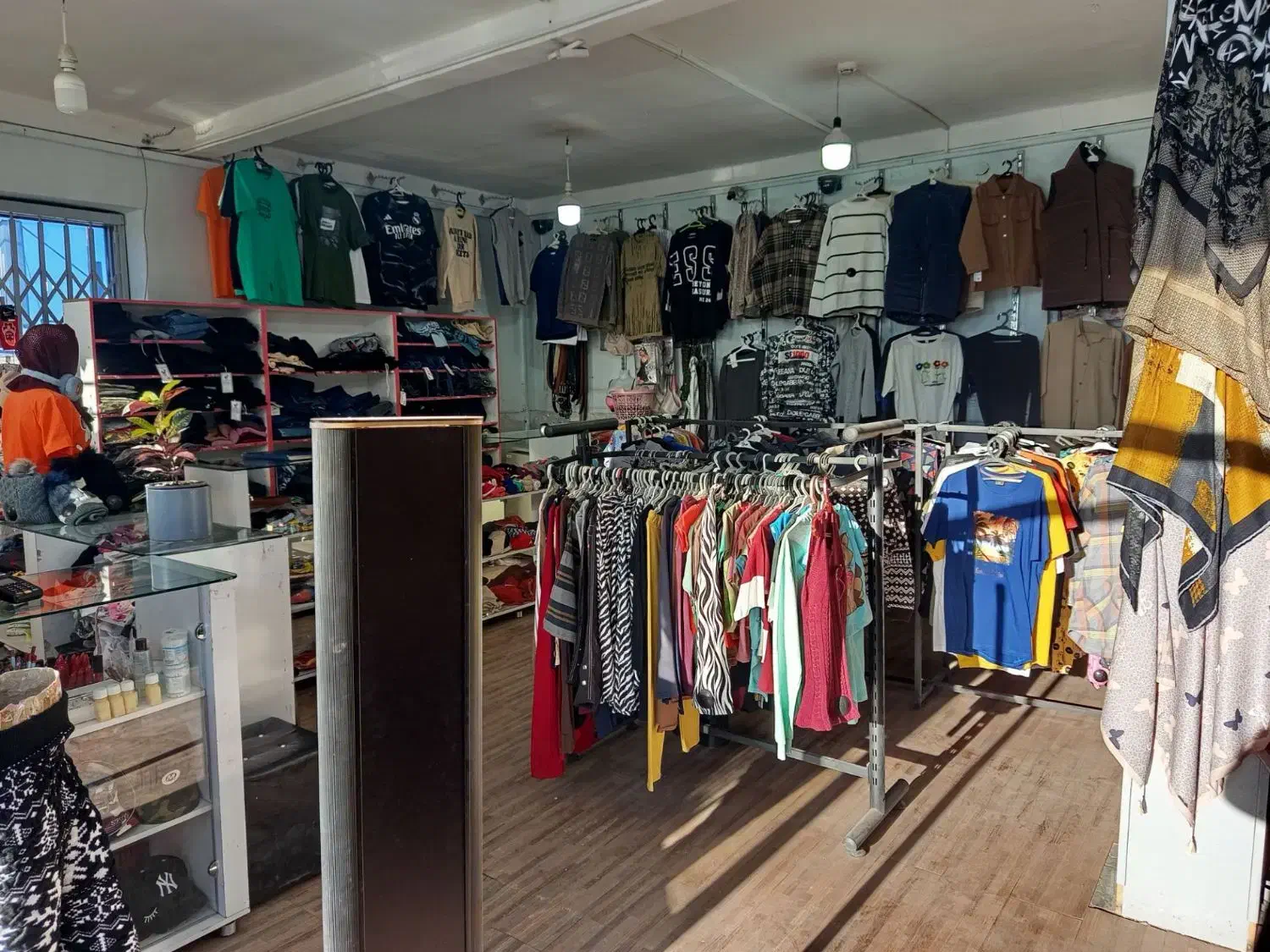 فروش مقداری پوشاک زنانه مردانه وبچگانه|فروشگاه و مغازه|ماهان, |دیوار