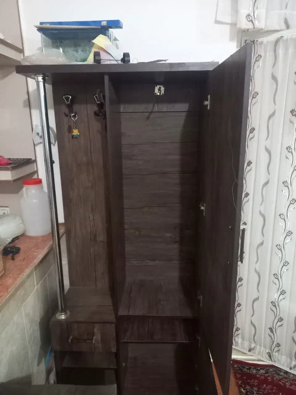 جاکفشی|جاکفشی، کمد، دراور|قم, منبع آب|دیوار