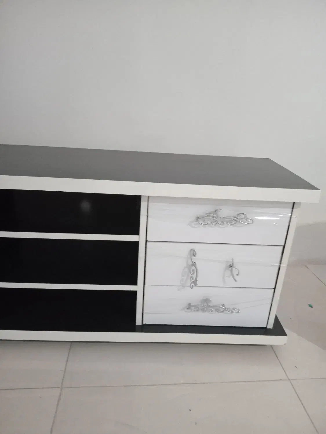 یک میزتلویزین|میز تلویزیون|کرج, اصفهانی‌ها|دیوار