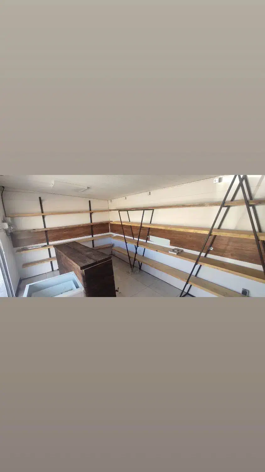 دکور کاملا نو فلزی چوبی .چوب روس|کتابخانه، شلف، قفسههای دیواری|شیراز, سینما سعدی|دیوار