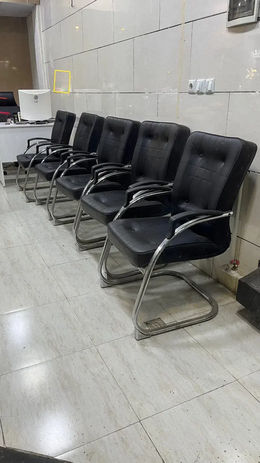 میز و صندلی اداری و شش عدد صندلی انتظار|دفتر کار|رشت, رشتیان|دیوار