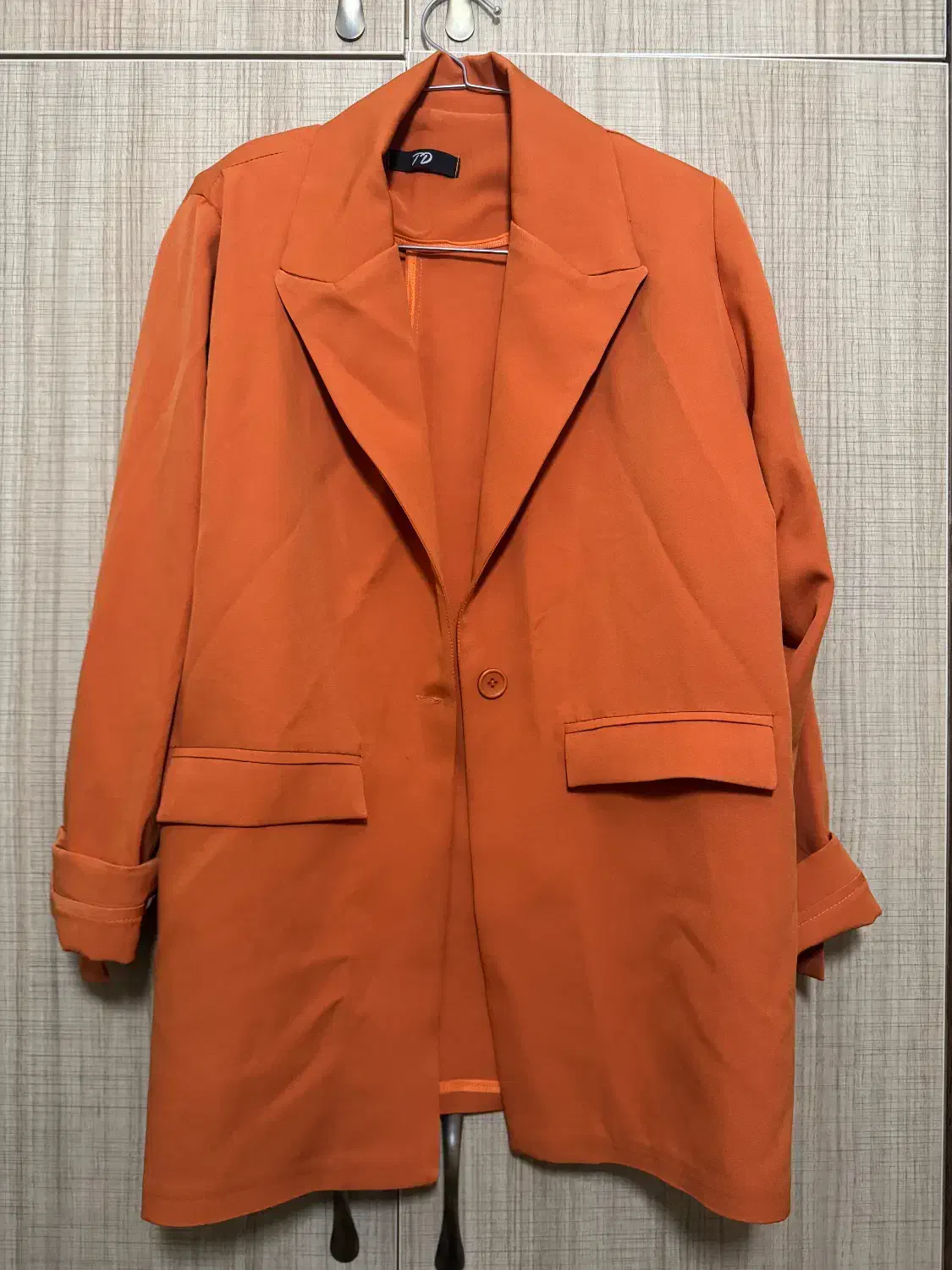 دو عدد کت پاییزه|لباس|شیراز, بعثت|دیوار