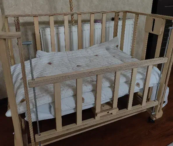 تخت نوزاد کنار مادر|تخت و صندلی بچه|قم, نوقطار|دیوار