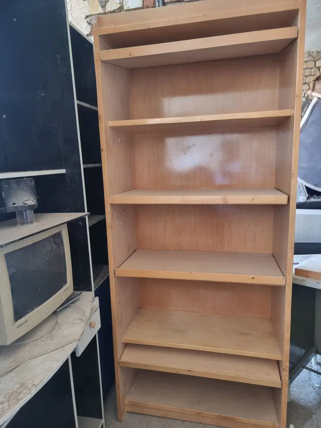 طبقه  چوبی و میز چوبی و اهنی|کتابخانه، شلف، قفسه‌های دیواری|کاشان, فاز ۲ ناجی آباد|دیوار