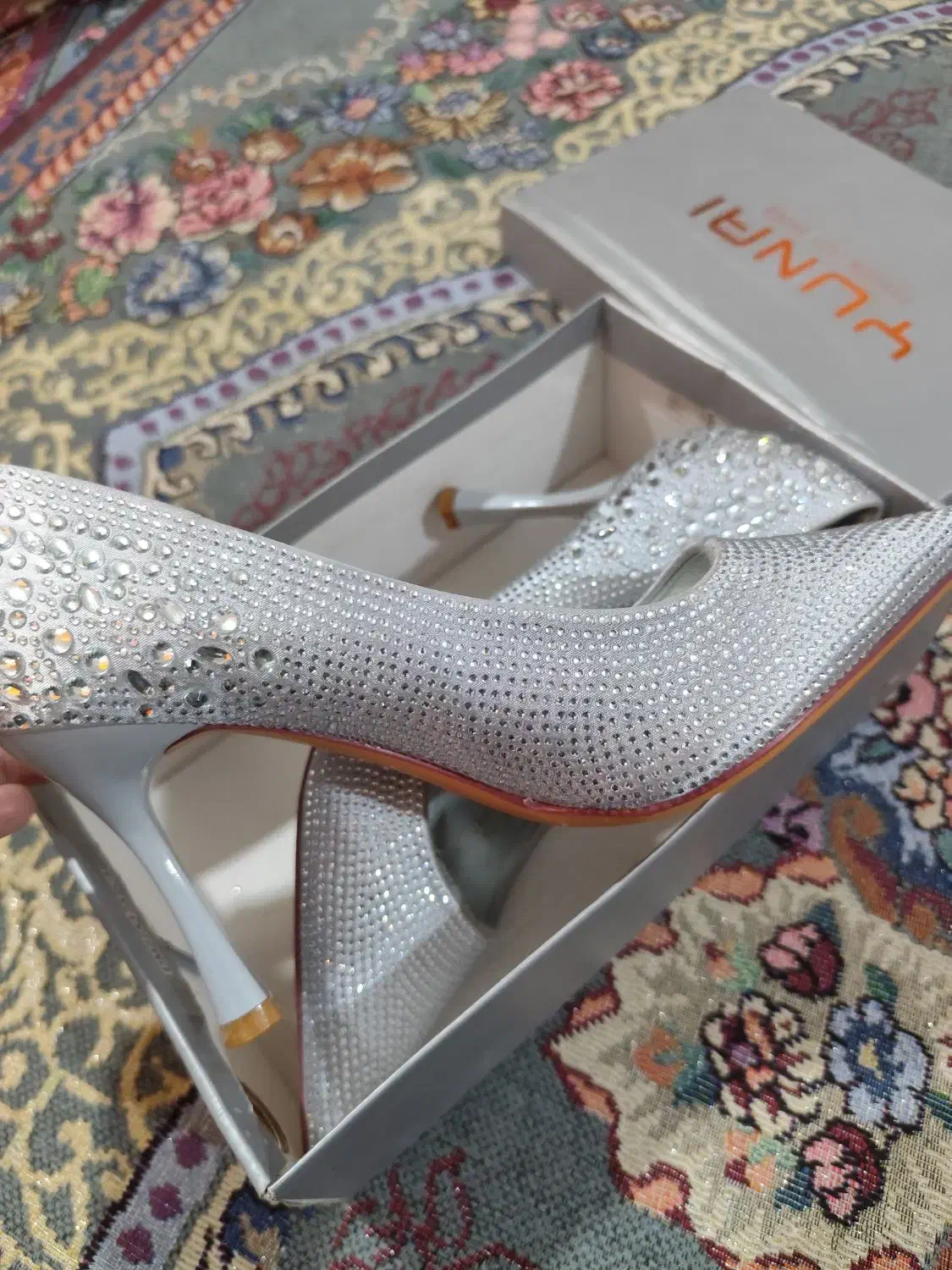 کفش نو|کیف، کفش، کمربند|سراوان, |دیوار