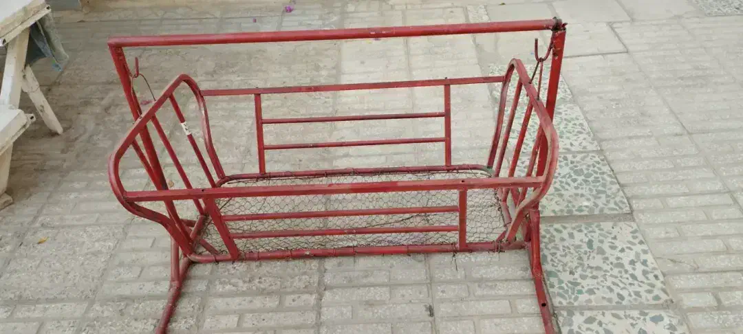 گهواره بچه آهنی|تخت و صندلی بچه|کاشان, درب یلان|دیوار