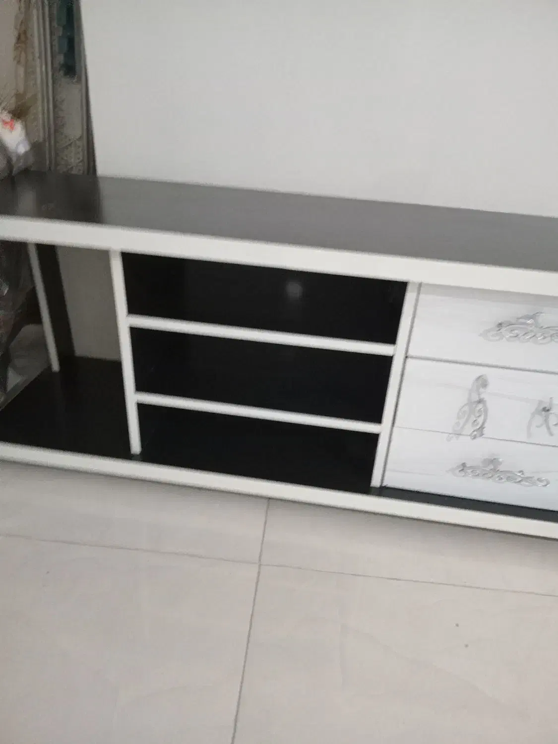 یک میزتلویزین|میز تلویزیون|کرج, اصفهانی‌ها|دیوار