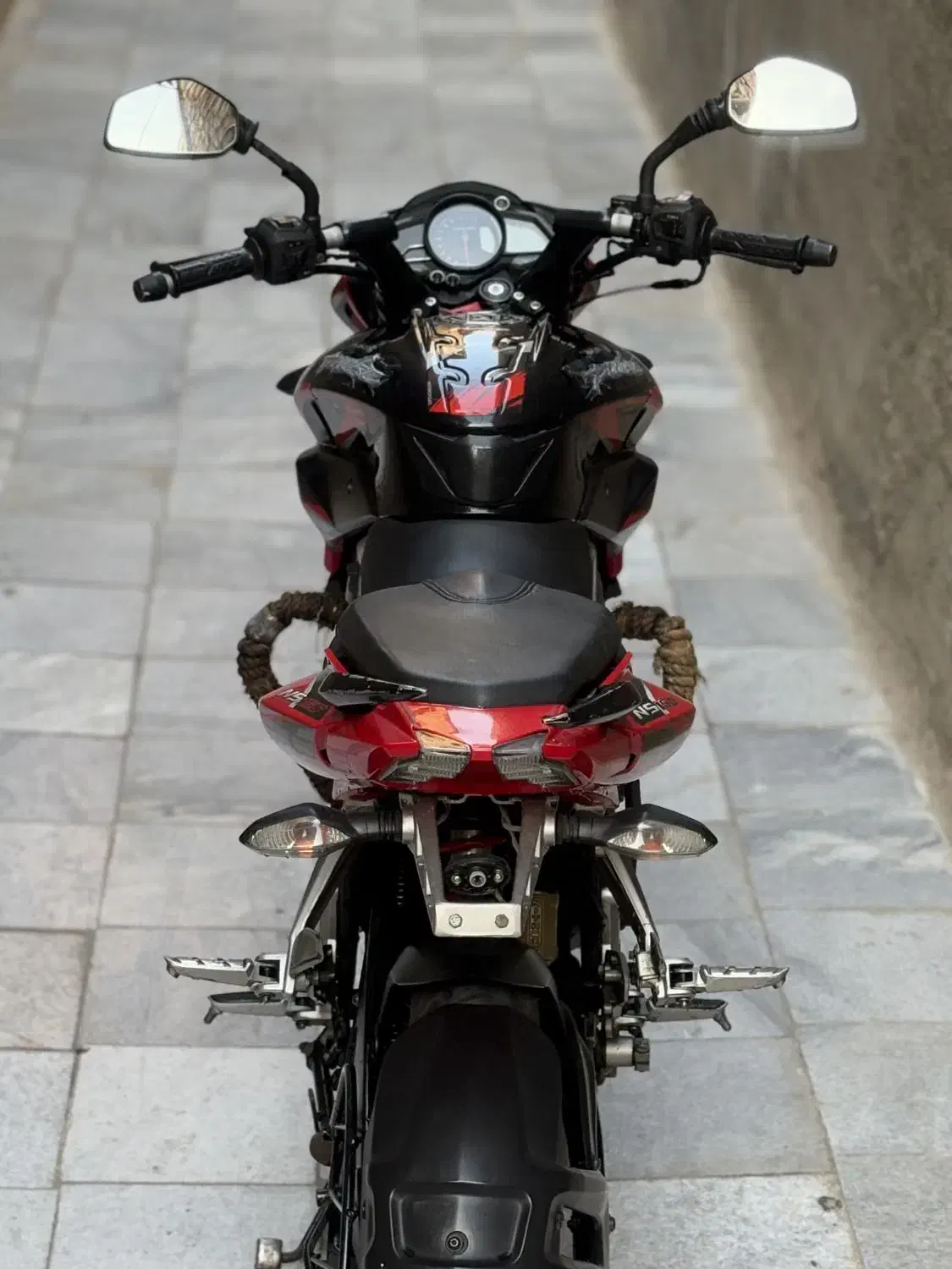 ns150|موتورسیکلت|قم, قلعه کامکار|دیوار