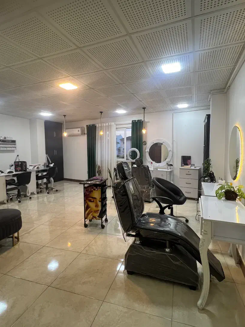 احاره صندلی ونمیز ناخن در سالن زیبایی|اجارهٔ دفتر کار، اتاق اداری، مطب|رشت, معلم|دیوار