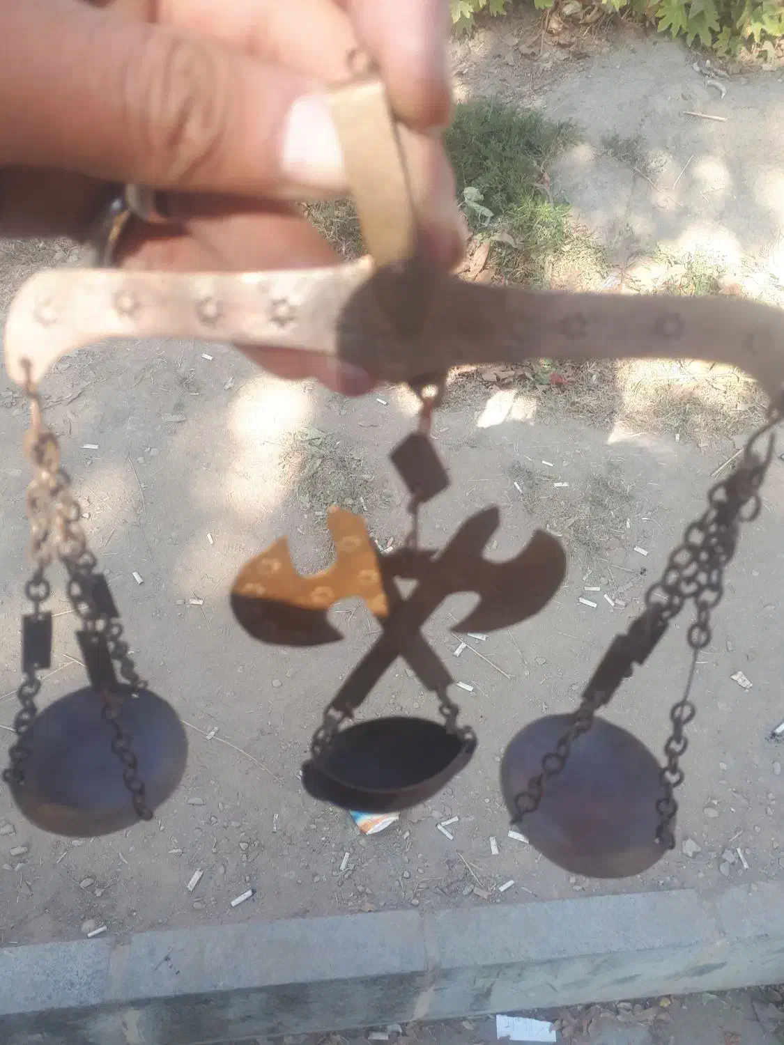 ترازو کهنه کهنه دکوری با یه تبرزین وکشکول دکوری|کلکسیون اشیاء عتیقه|نهاوند, |دیوار