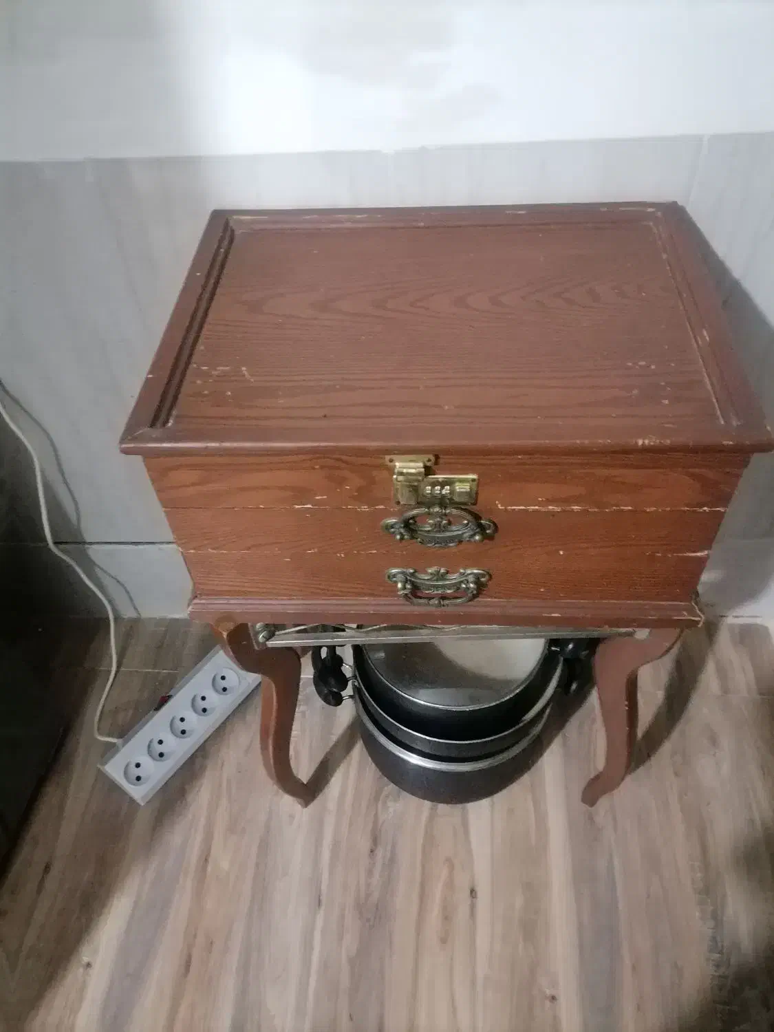 جا قاشقی|آب‌چکان و نظم‌دهنده ظروف|نیشابور, بنیاد شهید|دیوار