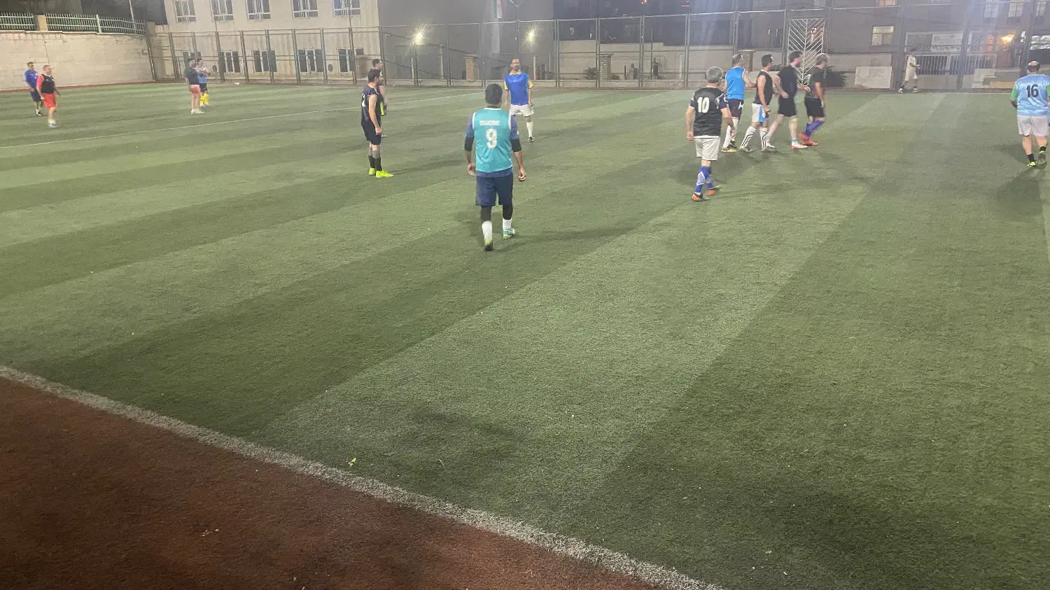 جمعه های فوتبالی در عظیمیه.(چمن هنرستان بهشتی).|ورزش‌های توپی|کرج, عظیمیه|دیوار