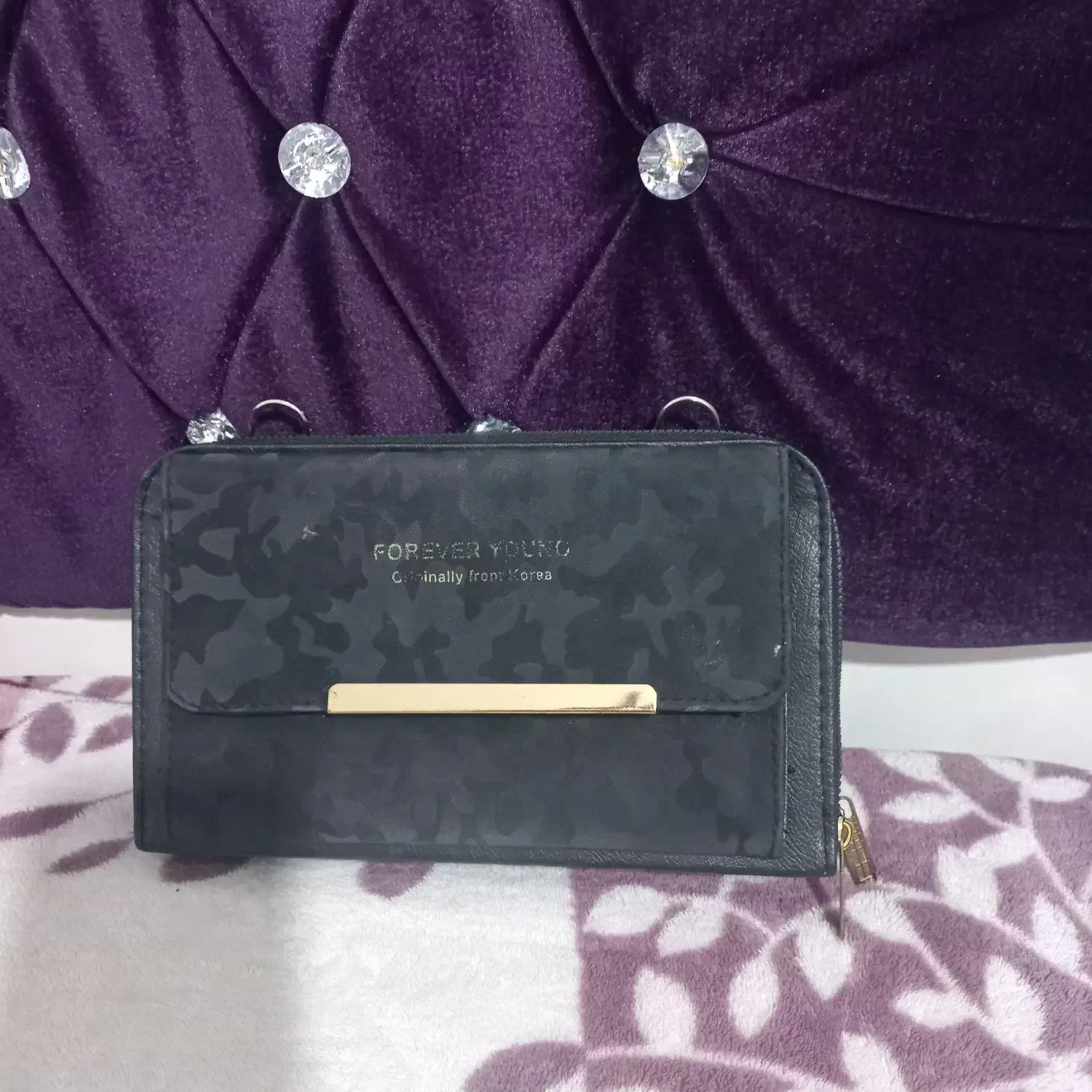 تعدادی کیف|کیف، کفش، کمربند|دورود, |دیوار