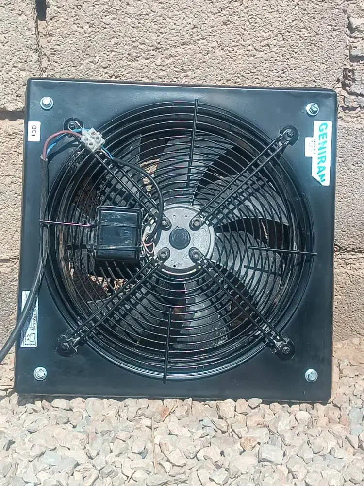 فروش یک فن و تعدادی آبخوری و دونخوری مرغ و پرنده|لوازم جانبی حیوانات|شیراز, بید زرد|دیوار