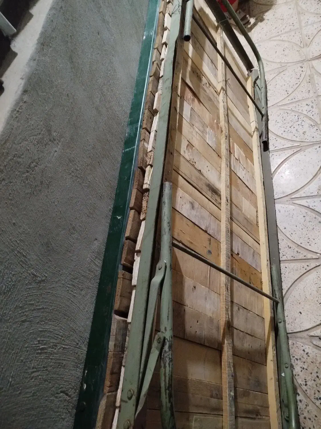 تخت فلزی سالم مناسب باغ |تخت و سرویس خواب|تاکستان, |دیوار