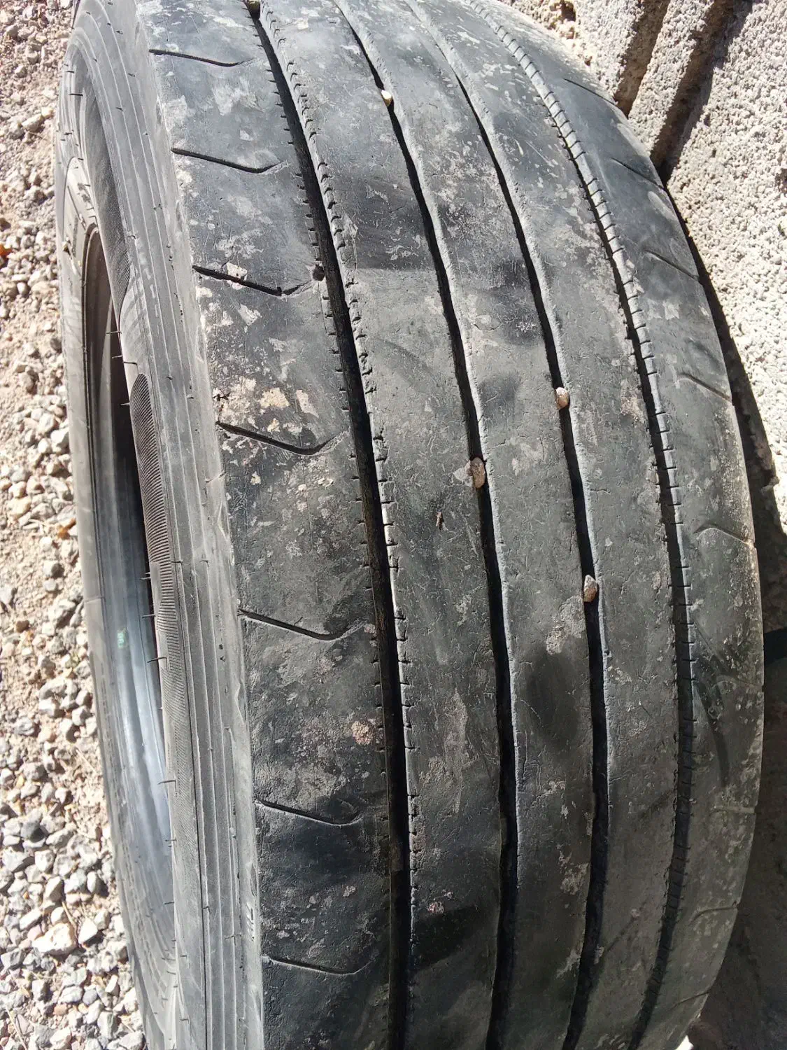 یک جفت لاستیک 235مارک نما|قطعات یدکی و لوازم جانبی|داران, |دیوار