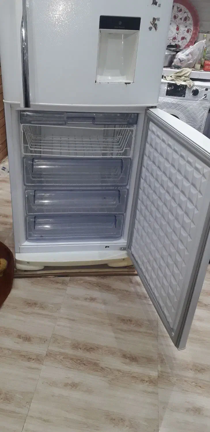 یخچال فریزر و یک عدد هود آشپزخانه معمولی لمسی|هود|فیرورق, |دیوار