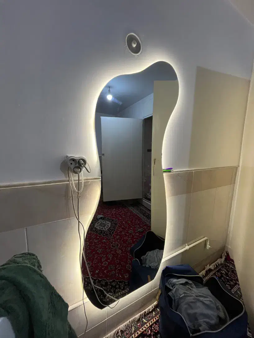 اینه بک لایت|آینه|قم, نیروگاه|دیوار