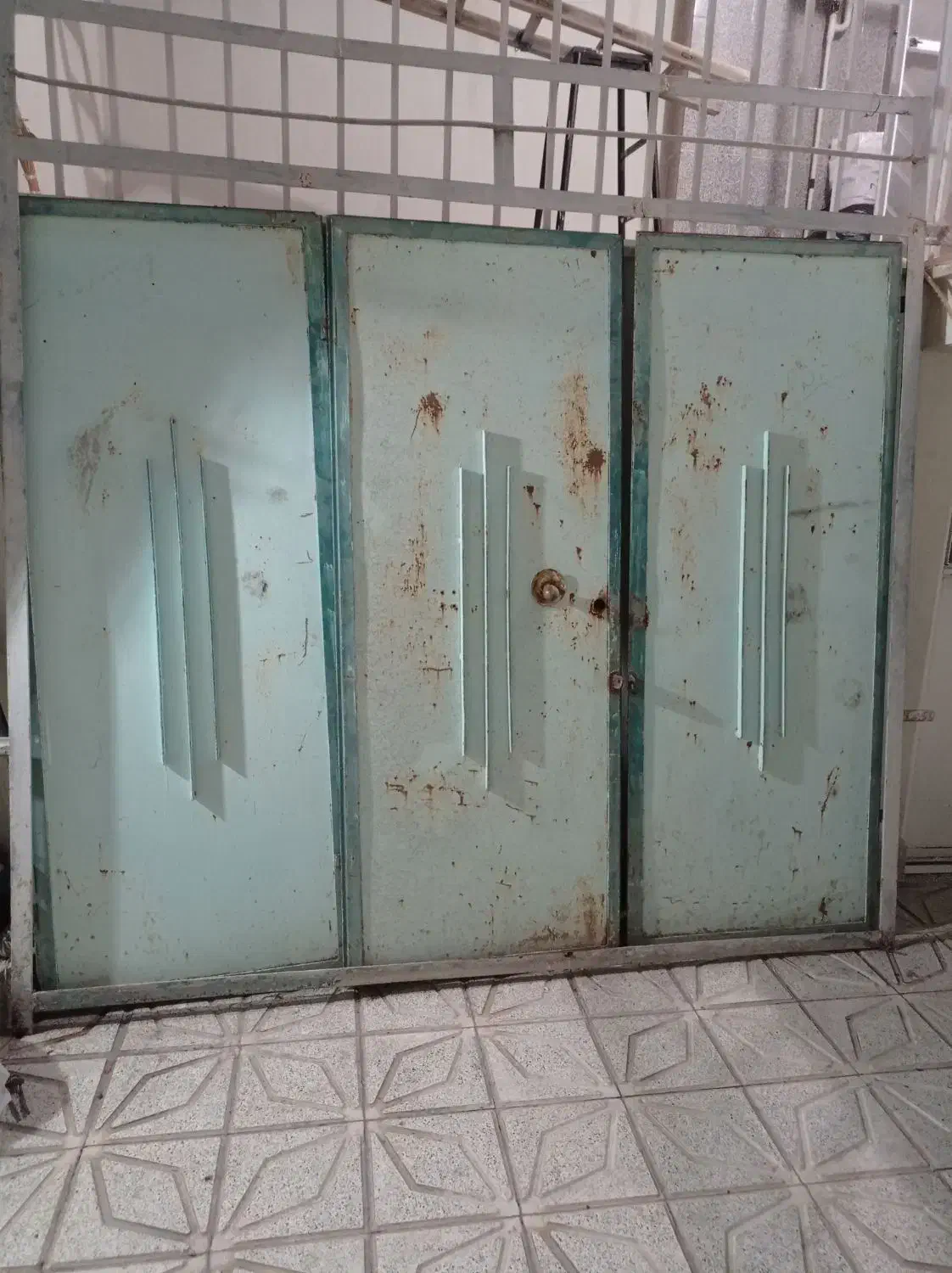 درب سه لنگه|مصالح و تجهیزات ساختمان|میانه, |دیوار