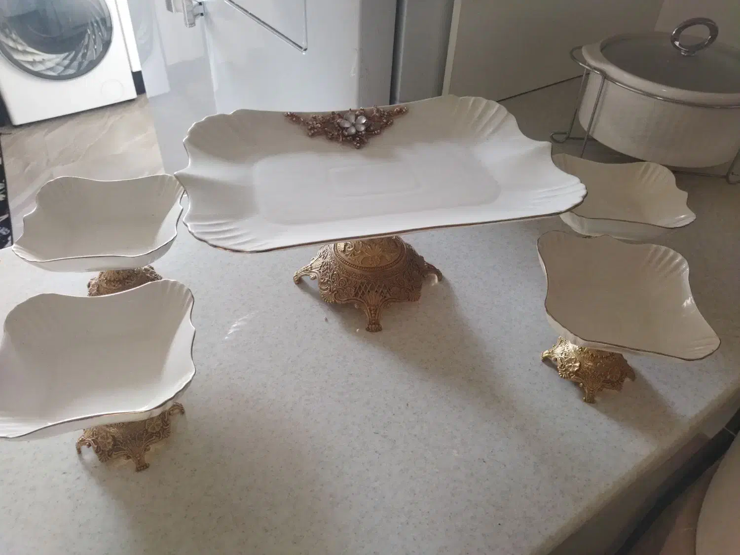 سرویس پذیرایی کاملا نو فقط جهت دکور در ویترین بوده|ظروف سرو و پذیرایی|ساری, |دیوار