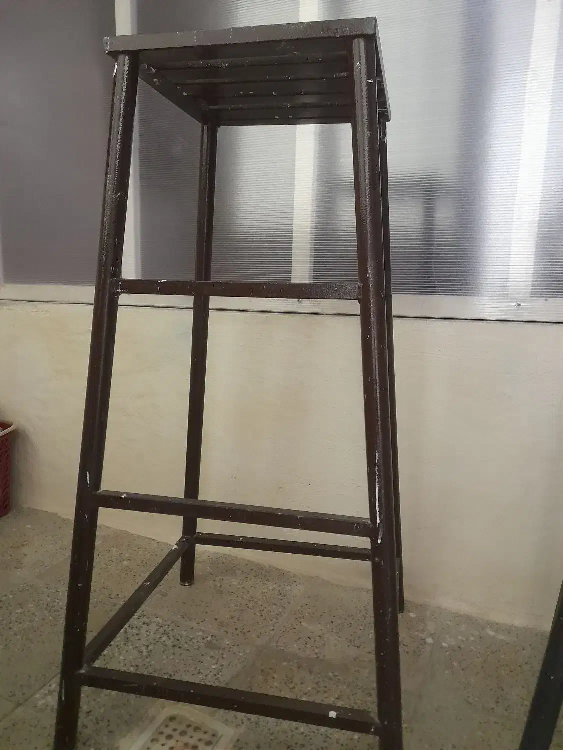 چهارپایه اهنی|ابزارآلات|قروه, |دیوار