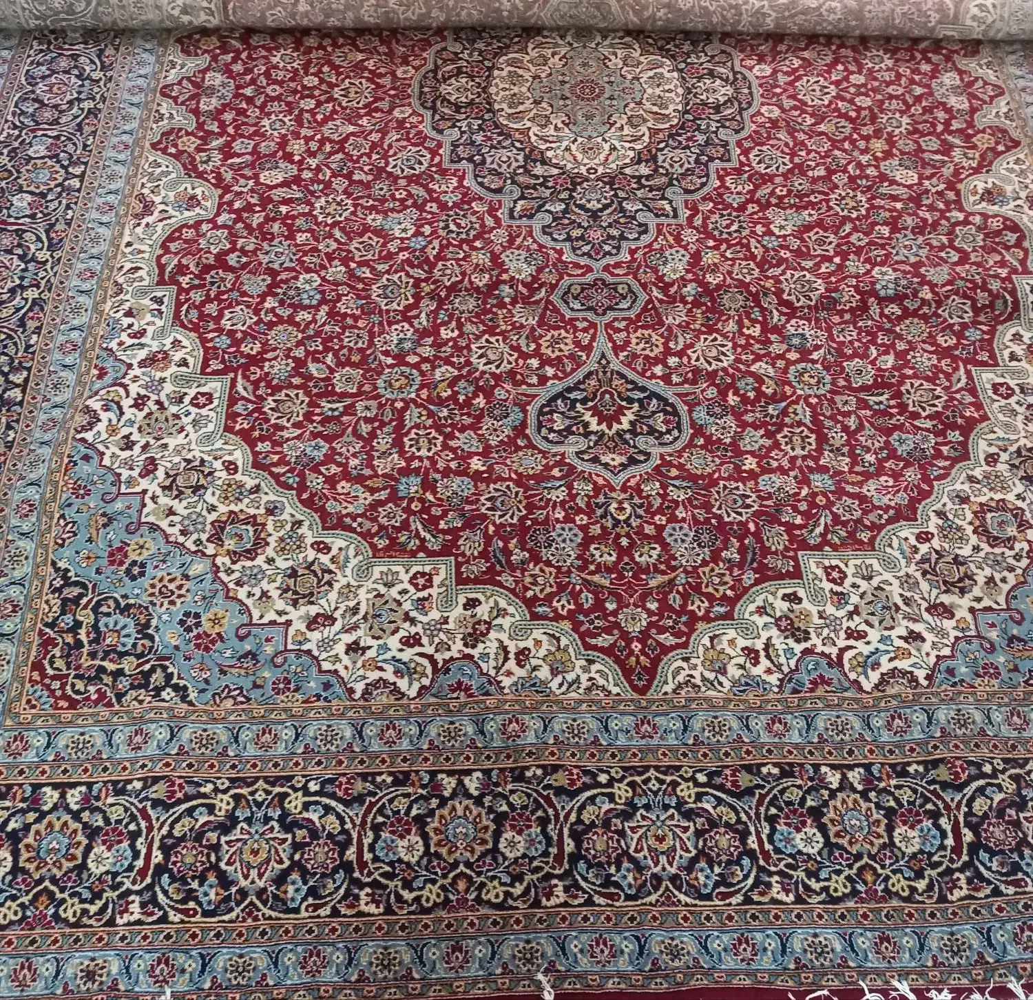 دو تخته فرش قرمز|فرش|گنبد کاووس, |دیوار