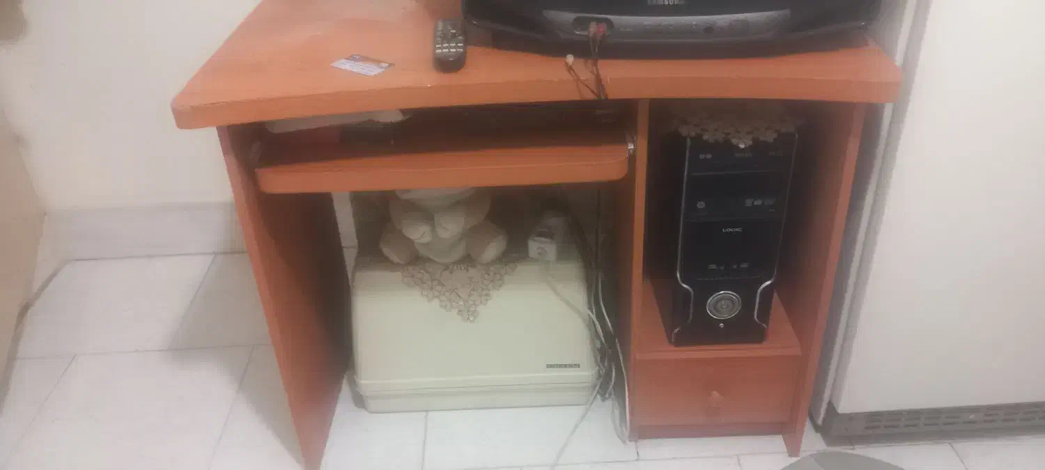 میز کامپیوتر و ویترین شیشه ای و مانیتور کامپیوتر|میز تحریر و کامپیوتر|کرج, بنیاد|دیوار