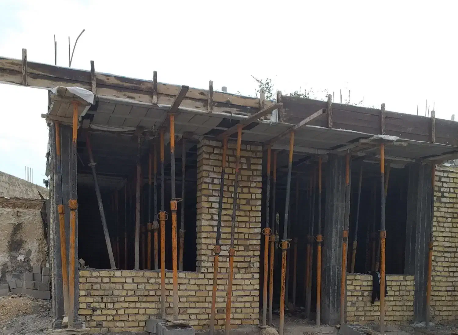 اجرای سقف تیرچه بلوک،شیب گیری،اجرای شناژ کف|خدمات پیشه و مهارت|دهدشت, |دیوار