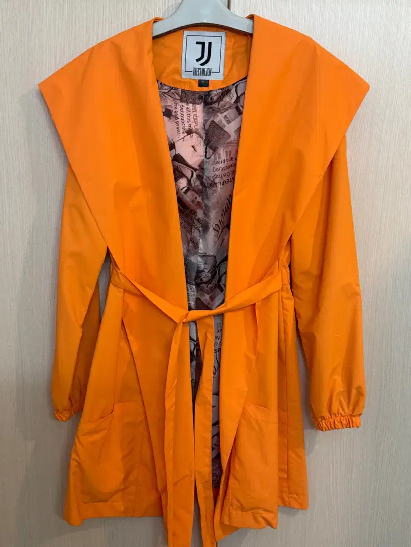 بارونی نارنجی|لباس|اصفهان, دشتستان|دیوار