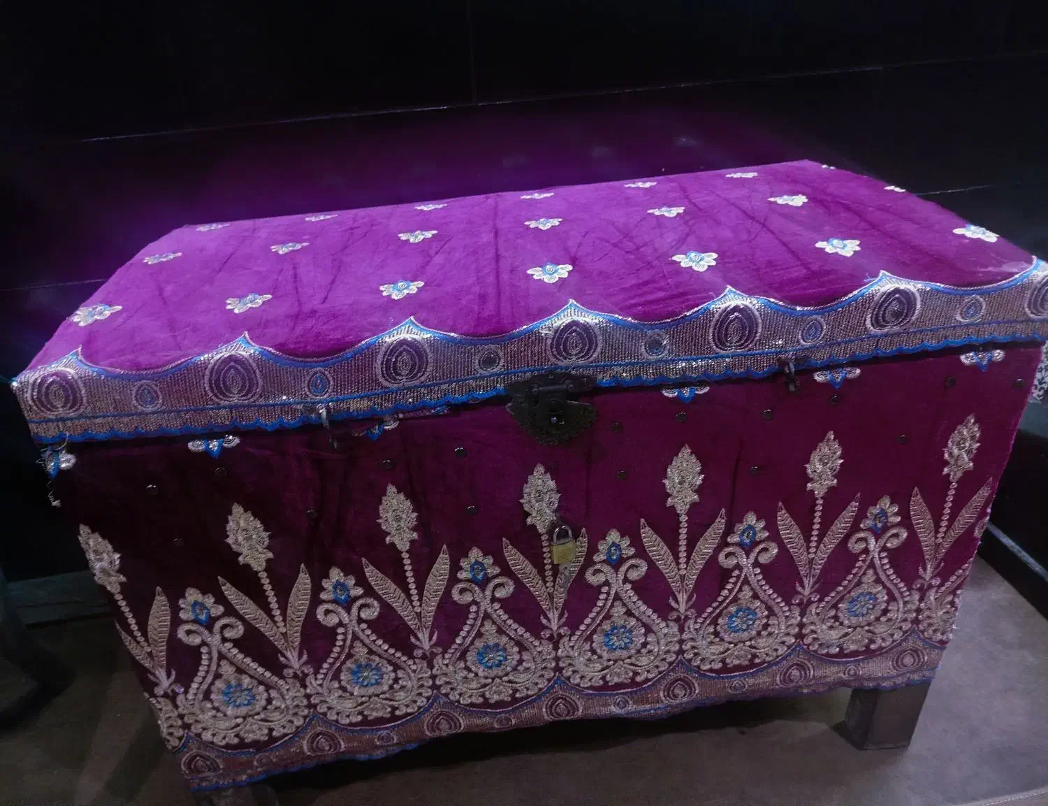 یک عدد صندوق قدیمی سالم|صنایع دستی و سایر لوازم تزئینی|یزد, |دیوار