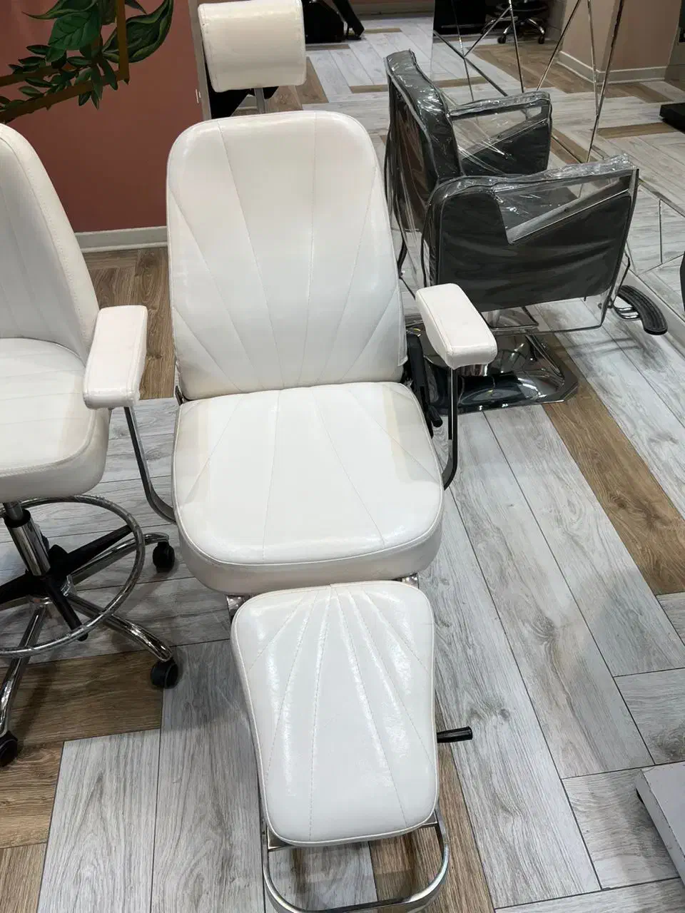 صندلی میکاپ و استادکار|آرایشگاه و سالنهای زیبایی|شیراز, نیایش|دیوار