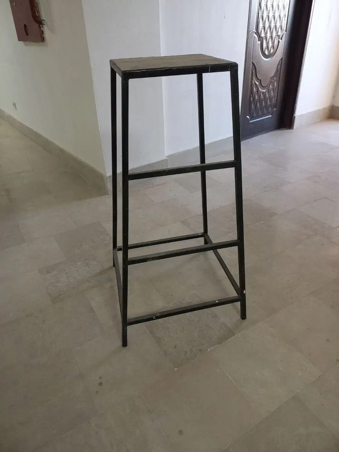 چهارپایه فلزی|صندلی و نیمکت|ارومیه, |دیوار