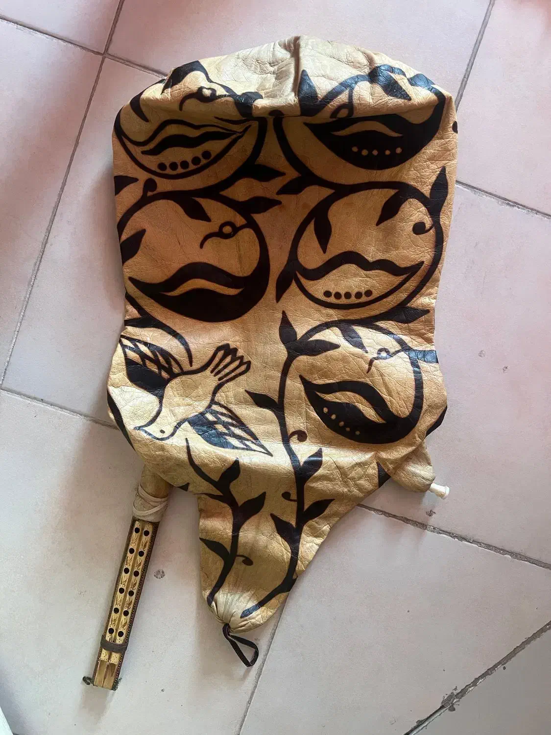 نی انبان|سازهای بادی|شیراز, باغ تخت|دیوار