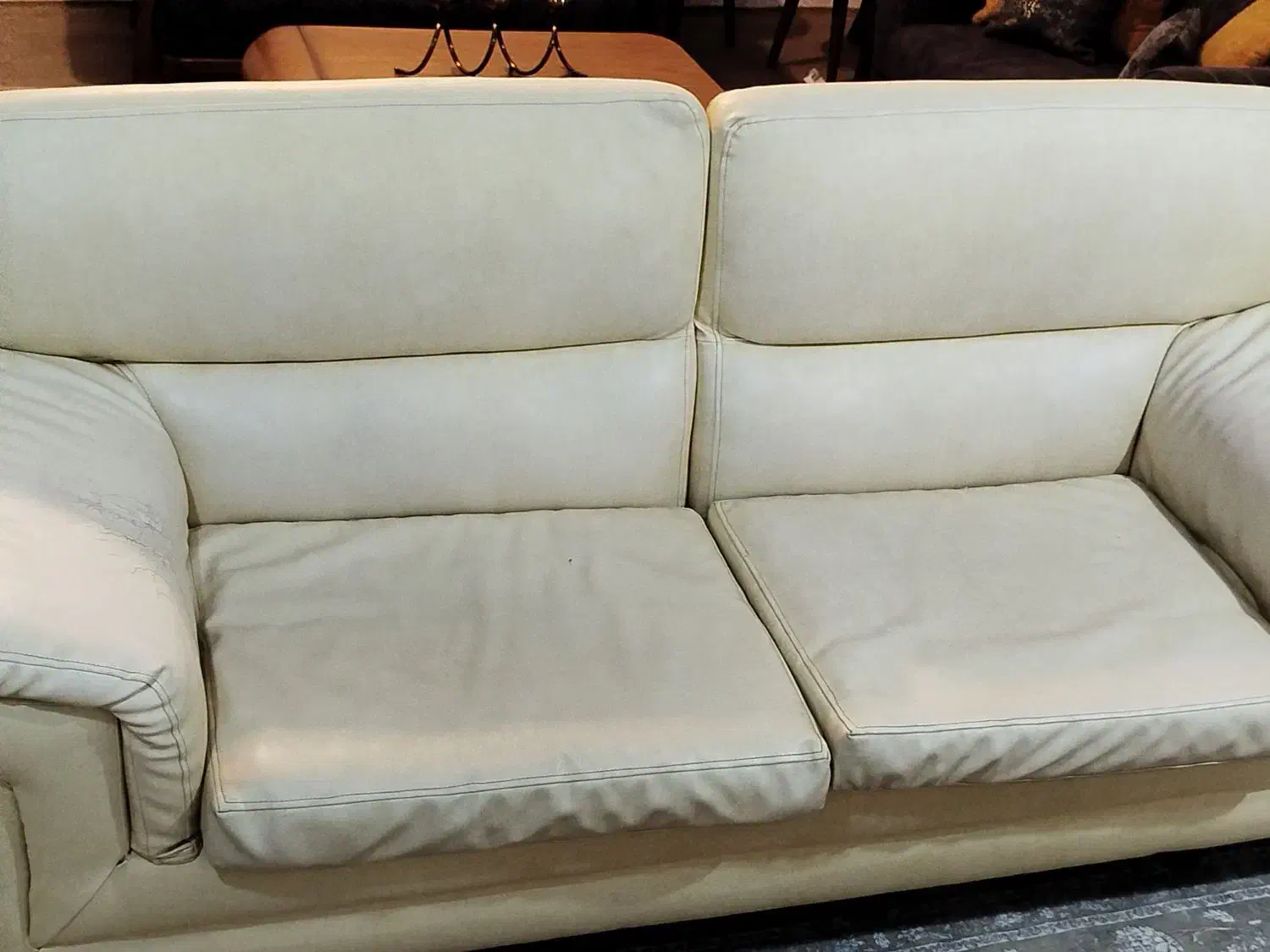 مبل ۷نفره چرم .کرم رنگ .همراه با جلو مبلی|مبلمان خانگی و میز عسلی|قائمشهر, |دیوار