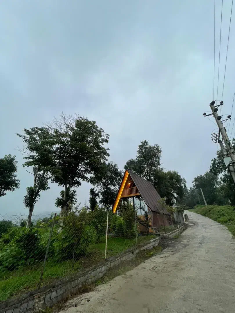 کلبه سوئیسی جنگلی|اجارهٔ کوتاه‌مدت ویلا و باغ|شیرگاه, |دیوار