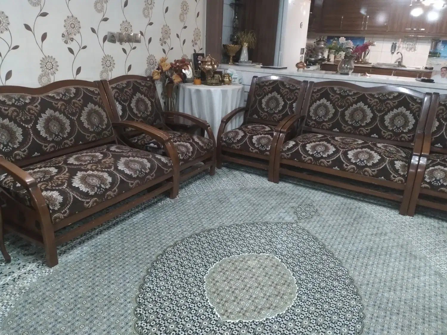 مبل ۷ نفره با چوب چنار محکم و نشیمن راحت|مبلمان خانگی و میز عسلی|شاهین‌شهر, حافظ جنوبی|دیوار