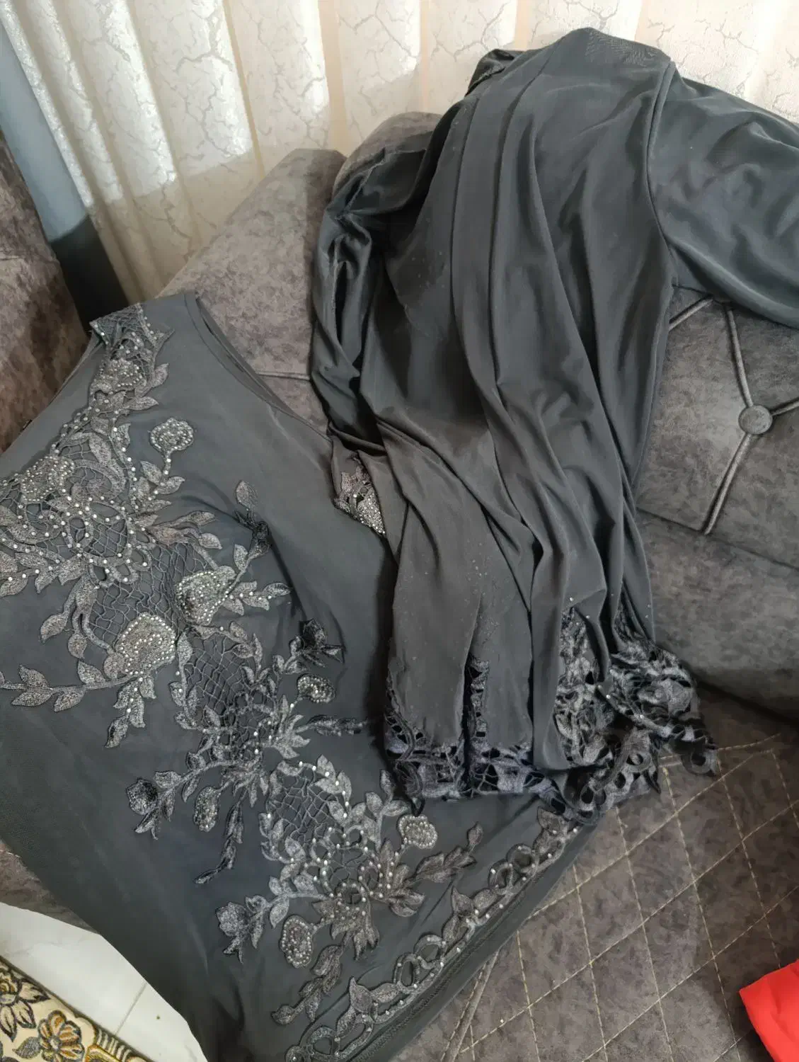 دوتیکه گیپور|لباس|قم, وادی السلام|دیوار