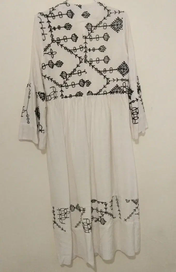 مانتو سفید گلدوزی شده|لباس|نیشابور, گنبد سبز|دیوار