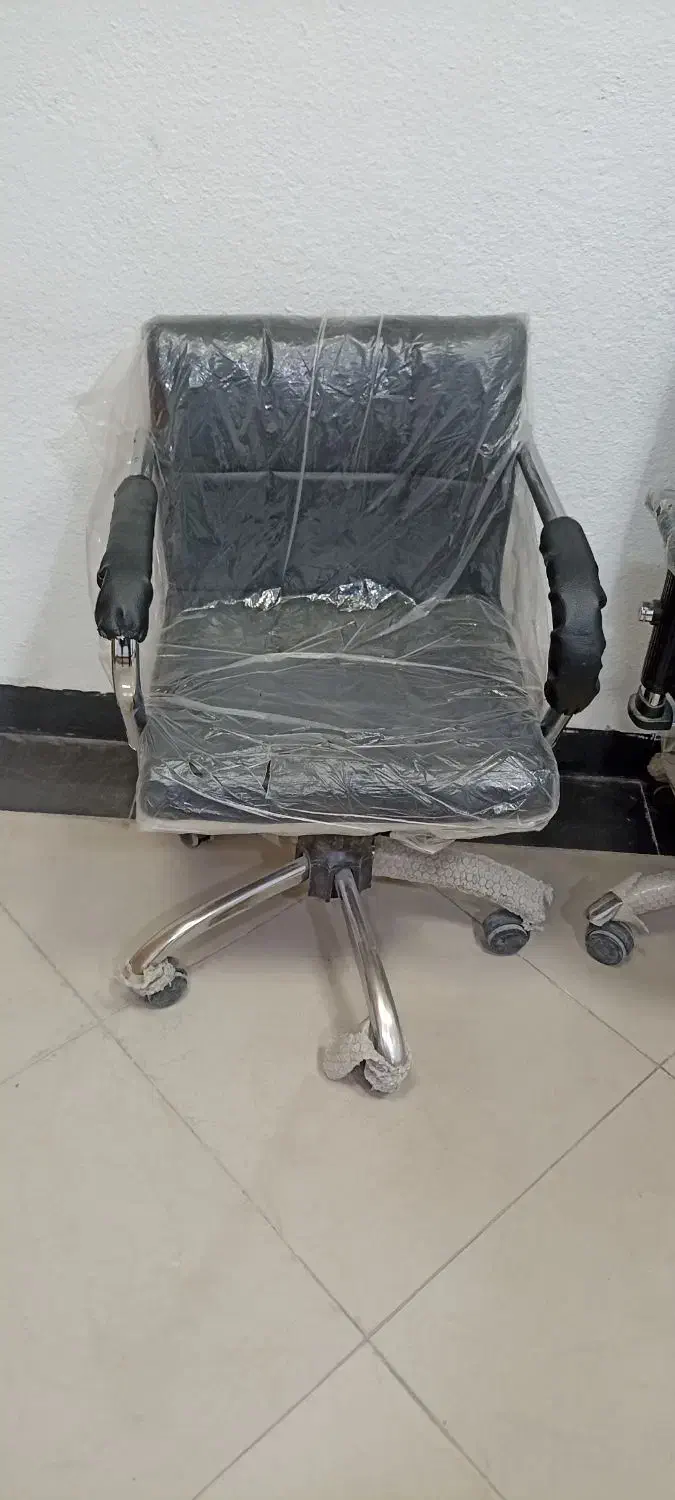 فروشی در حد نو ،(قیمت هر چهار عدد صندلی)|آرایشگاه و سالنهای زیبایی|بندرلنگه, |دیوار