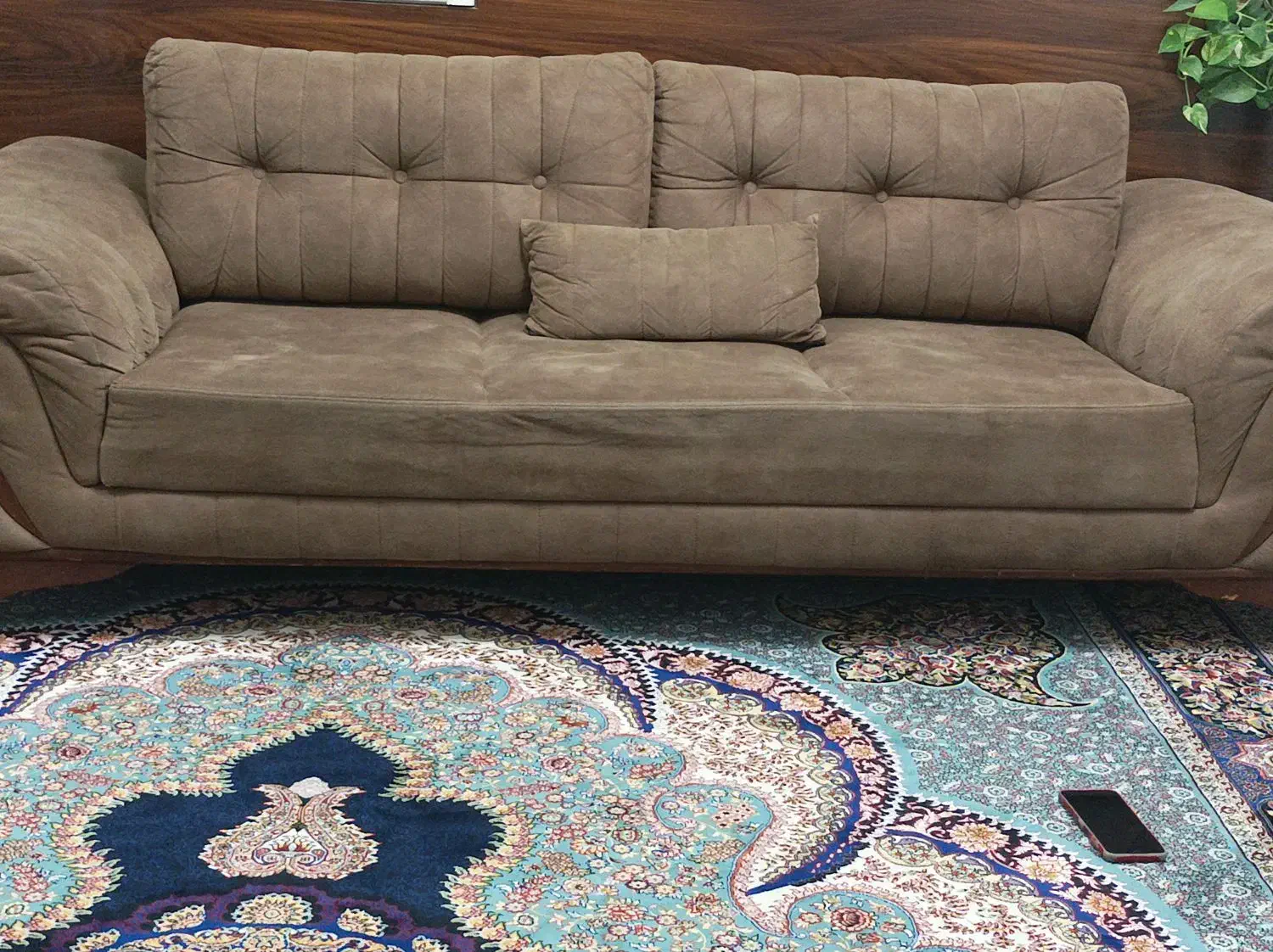 جلو مبلی بزرگ و سالم.مبل پنج نفره،|مبلمان خانگی و میز عسلی|گلوگاه, |دیوار